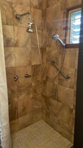 a shower with a shower head in a bathroom at El Remanso de paz y tranquilidad in San Pablo Nuevo Abajo