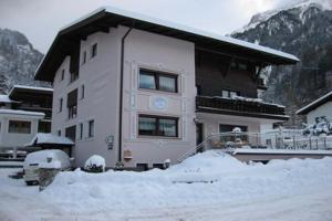 una casa con nieve delante en Gästehaus Martha, en Längenfeld