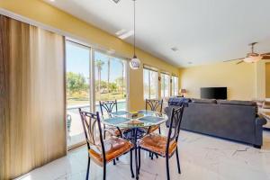 Χώρος καθιστικού στο Desert Paradise Enjoy Private Pool & Spa with Free heating, Game room, Gym, Bikes, Scooters in Indian Palms Country Club Indio