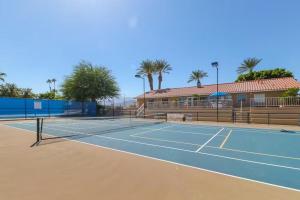 Εγκαταστάσεις για τένις ή/και σκουός στο Desert Paradise Enjoy Private Pool & Spa with Free heating, Game room, Gym, Bikes, Scooters in Indian Palms Country Club Indio ή εκεί κοντά