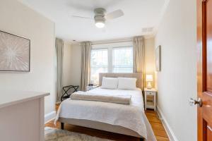 Ένα ή περισσότερα κρεβάτια σε δωμάτιο στο All Tucked Inn