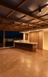 ein großes leeres Zimmer mit einer Bar in der Mitte in der Unterkunft Qasamarca Hotel Boutique in Cajamarca