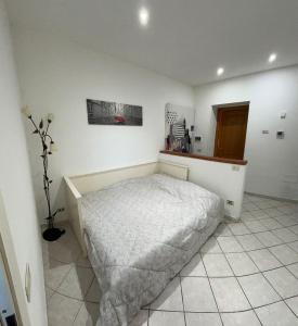 a bedroom with a white bed in a room at Casa da Lucy-Monsummano Terme in Monsummano