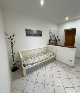 a bedroom with a bed in the corner of a room at Casa da Lucy-Monsummano Terme in Monsummano
