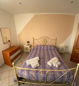 een slaapkamer met een bed met twee handdoeken erop bij Casa da Lucy-Monsummano Terme in Monsummano