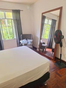 En eller flere senge i et værelse på Quarto tranquilo e familiar no leblon - Quiet family room in leblon