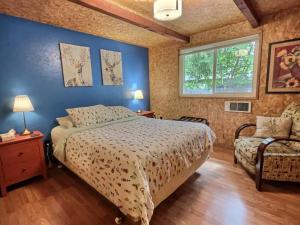 un dormitorio con una cama y una ventana en Papa`s Packwood Cabin, en Packwood
