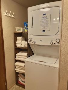 y baño con lavadora y secadora de ropa y toallas. en Papa`s Packwood Cabin, en Packwood