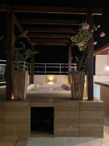 two vases with flowers on a table with a tub at Apartamento Duplex Cobertura in Belém +10 photos