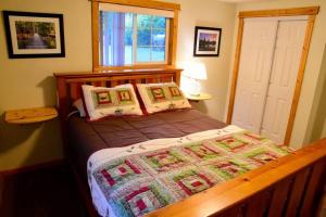 une chambre avec un lit avec une couette dessus dans l'établissement Rainier View, à Packwood
