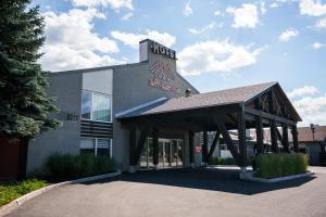 a building with a sign on top of it at Hotel Baie Saint Paul in Baie-Saint-Paul