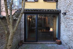 an entrance to a brick building with a glass door at Casa di Borgo Santo Spirito in Parma