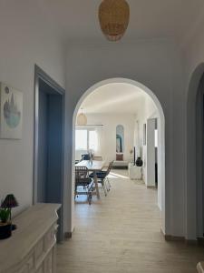 Φωτογραφία από το άλμπουμ του Seafront 3-bedroom Cycladic Apt South Paros στην Αλυκή