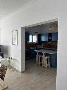 Μια τηλεόραση ή/και κέντρο ψυχαγωγίας στο Seafront 3-bedroom Cycladic Apt South Paros