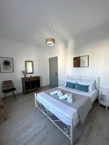 Ένα ή περισσότερα κρεβάτια σε δωμάτιο στο Seafront 3-bedroom Cycladic Apt South Paros