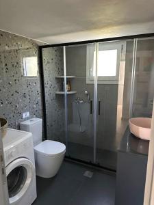 Ένα μπάνιο στο Seafront 3-bedroom Cycladic Apt South Paros