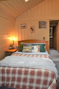 a bedroom with a bed in a room at The Lodge on Shawnee Trail in Packwood
