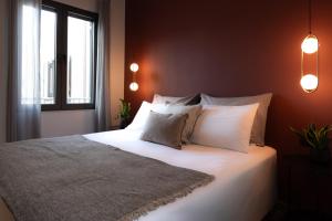 阿基欧斯尼古拉斯MOD 15 City Centre的卧室里有一张大床，配有白色枕头