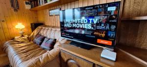 TV a/nebo společenská místnost v ubytování Chalet with Stunning Lake and Mountain Views avec une vue à couper le souffle, une spacieuse terrasse et jardin