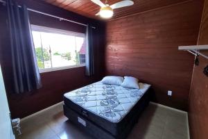 パリョサにあるPraia da Pinheira Residencial Vô Aurino Casa 1の窓のある部屋にベッドがある寝室