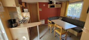 Una cocina o cocineta en Camping LES VIGNES