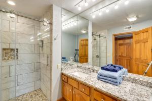 ein Badezimmer mit Waschbecken, Dusche und Spiegel in der Unterkunft Spacious Osage Beach Home with Panoramic Lake Views in Osage Beach + 25 Fotos