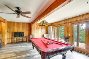 einen Billardtisch in einem Zimmer mit Holzwänden in der Unterkunft Spacious Osage Beach Home with Panoramic Lake Views in Osage Beach