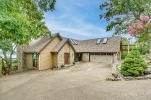 ein Steinhaus mit Garage und Auffahrt in der Unterkunft Spacious Osage Beach Home with Panoramic Lake Views in Osage Beach