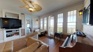 TV o dispositivi per l'intrattenimento presso The Chautauqua Gorgeous Direct OCEANFRONT Home 3 Decks Pool Table - Amazing Views