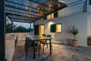 Balkoni atau teres di Villa Celtis with heated pool