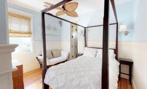 Letto o letti in una camera di The Chautauqua Gorgeous Direct OCEANFRONT Home 3 Decks Pool Table - Amazing Views