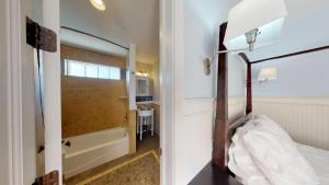 Letto o letti in una camera di The Chautauqua Gorgeous Direct OCEANFRONT Home 3 Decks Pool Table - Amazing Views