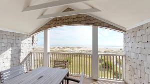 Balcone o terrazza di The Chautauqua Gorgeous Direct OCEANFRONT Home 3 Decks Pool Table - Amazing Views