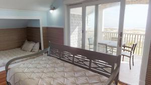 Letto o letti in una camera di The Chautauqua Gorgeous Direct OCEANFRONT Home 3 Decks Pool Table - Amazing Views