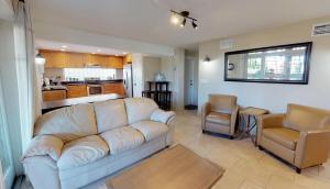 Area soggiorno di The Chautauqua Gorgeous Direct OCEANFRONT Home 3 Decks Pool Table - Amazing Views