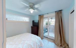 Letto o letti in una camera di The Chautauqua Gorgeous Direct OCEANFRONT Home 3 Decks Pool Table - Amazing Views