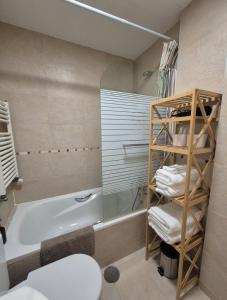 Un baño con bañera, inodoro y lavabo. en Las Margas Apartamento, en Sabiñánigo