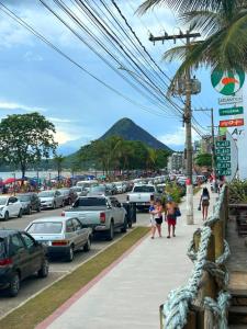 una strada trafficata con auto parcheggiate in un parcheggio di Pousada e restaurante veredas a Piúma