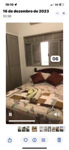 una camera da letto con un letto con un piumone di Pousada e restaurante veredas a Piúma