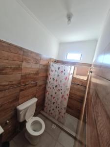 ein Badezimmer mit Toilette und Duschvorhang in der Unterkunft Pasadena in Junín