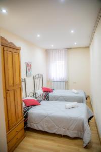 une chambre avec deux lits et une fenêtre dans l'établissement MAGIC II a 30 segundos de la Plaza Mayor y 1 minuto de la Catedral, à León