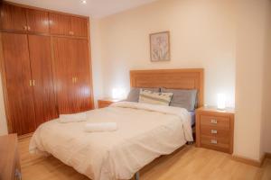 - une chambre dotée d'un lit avec 2 tables de chevet et d'un lit sidx sidx dans l'établissement MAGIC II a 30 segundos de la Plaza Mayor y 1 minuto de la Catedral, à León