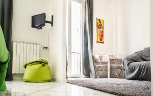 Ein Zimmer mit einer gelben Tasche auf dem Boden neben einer Tür in der Unterkunft Taggarb in Neapel