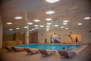 Bazén v ubytování bakuriani inn apartament nebo v jeho okolí