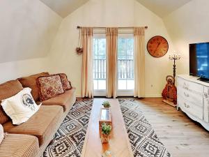 un soggiorno con un divano e una TV di Docs Den a Ruidoso