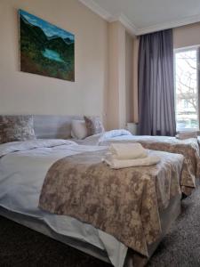 Postel nebo postele na pokoji v ubytování Tbilisi Stay Hotel