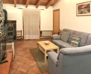 Posezení v ubytování Modern Apartment in Tolva with Garden and Sports Facilities