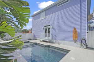 Bazén v ubytování Heated Pool Costa Rica Style Sleeps 10 Steps to Sand, Dogs OK nebo v jeho okolí