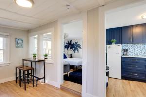 レイク・ワースにある1 Mi to Lake Worth Beach Park Chic Studioのキッチン、リビングルーム(青いキャビネット付) +17枚の写真