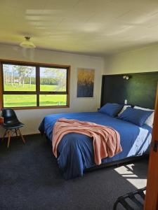 Postel nebo postele na pokoji v ubytování Hot Water Beach Farm Stay